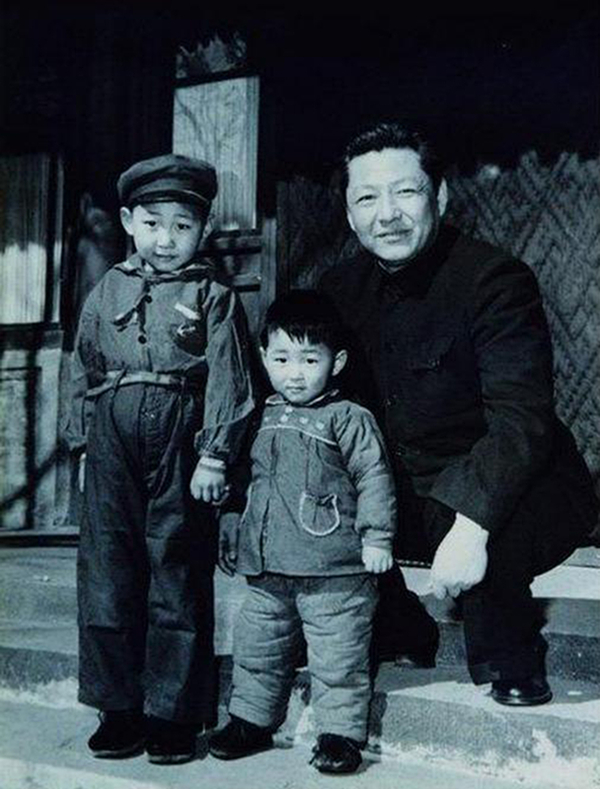 1958年，習(xí)仲勛與兒子習(xí)近平、習(xí)遠(yuǎn)平在一起。