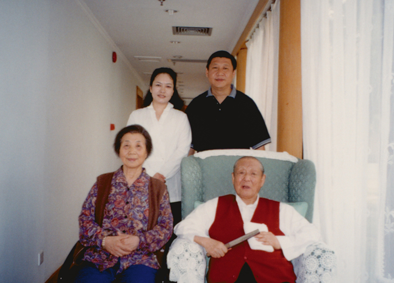 習(xí)近平與夫人彭麗媛同父親習(xí)仲勛、母親齊心的合影。