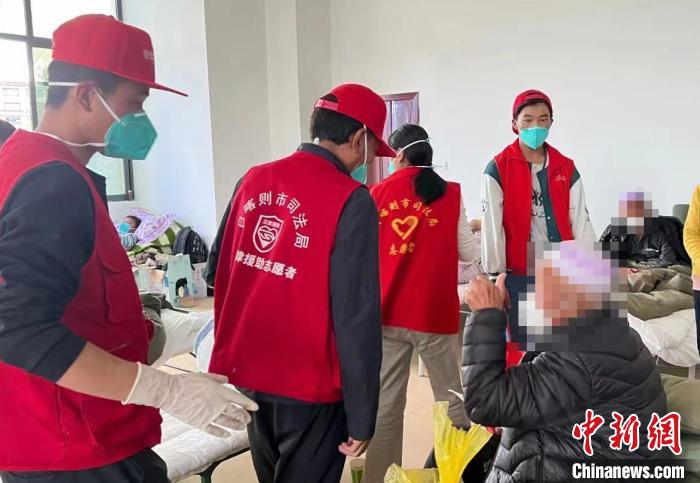 圖為得到妥善安置周到的服務(wù)，患者向志愿者豎起大拇指?！∪湛t市委宣傳部供圖