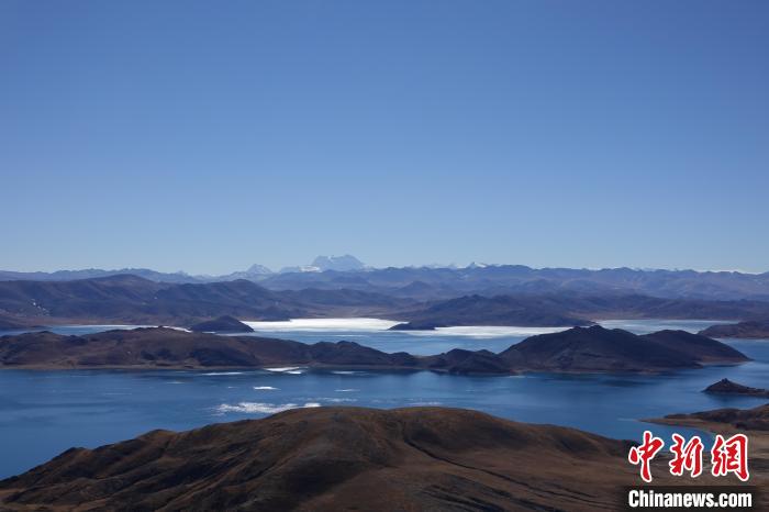 圖為從海拔約5000米的魯日拉觀景臺(tái)俯瞰羊湖?！∪轿木?攝
