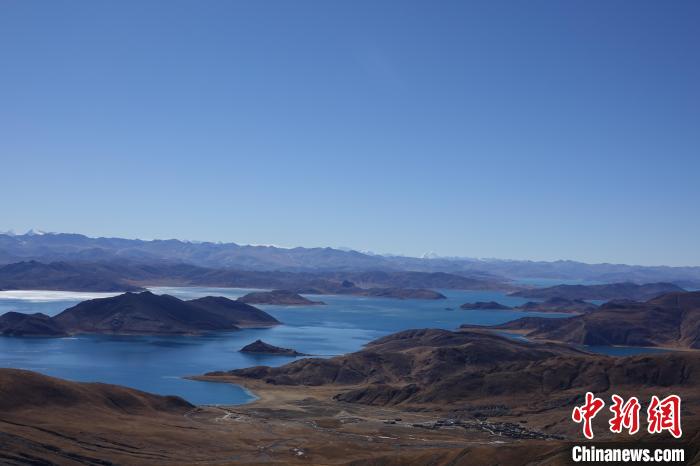 冬日羊卓雍措：湖水湛藍(lán)，如詩(shī)如畫