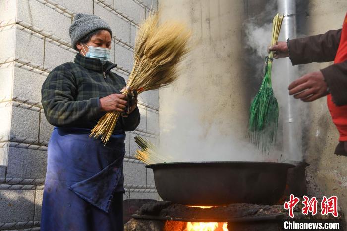 圖為拉薩手藝人制作年貨“羅薩梅朵”。　貢嘎來(lái)松 攝