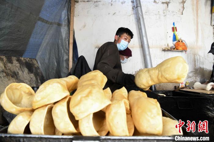 圖為拉薩手藝人制作藏歷新年供品“德卡”?！∝暩聛?lái)松 攝