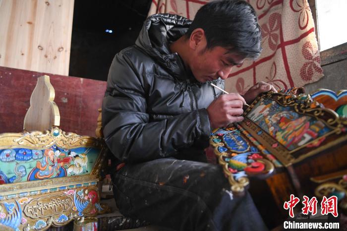 圖為拉薩手藝人制作年貨“切瑪盒”?！∝暩聛?lái)松 攝