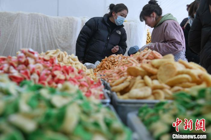 圖為拉薩市民選購(gòu)年貨“卡塞”。　貢嘎來(lái)松 攝