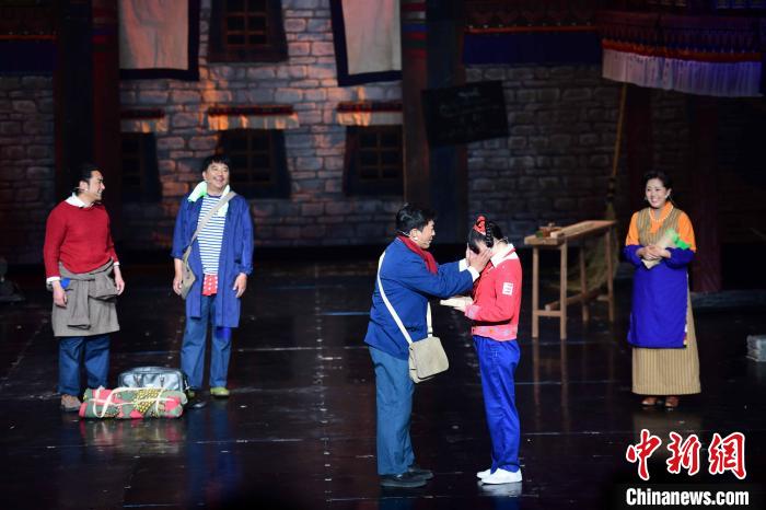 圖為西藏本土話劇《八廓街北院》演出現(xiàn)場(chǎng)。　貢嘎來(lái)松 攝
