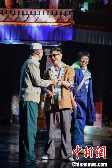圖為西藏本土話劇《八廓街北院》演出現(xiàn)場(chǎng)?！∝暩聛?lái)松 攝