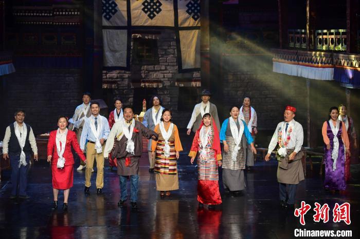 圖為西藏本土話劇《八廓街北院》演出現(xiàn)場(chǎng)?！∝暩聛?lái)松 攝