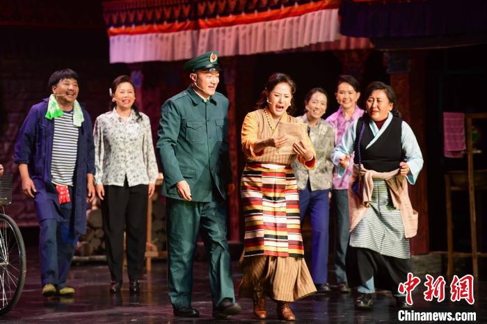 圖為西藏本土話劇《八廓街北院》演出現(xiàn)場(chǎng)?！∝暩聛?lái)松 攝