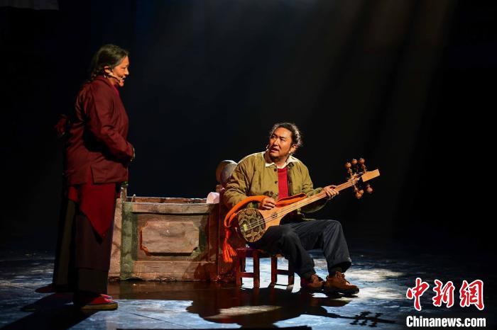 圖為西藏本土話劇《八廓街北院》演出現(xiàn)場(chǎng)。　貢嘎來(lái)松 攝