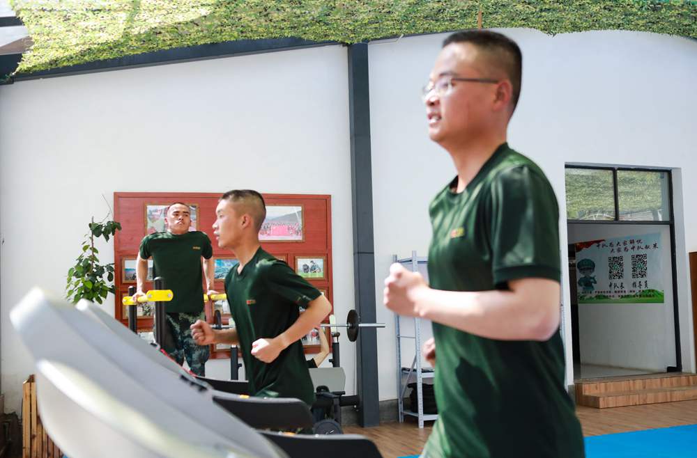 官兵正在新配發(fā)的跑步機上運動。