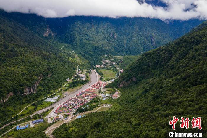 西藏山南勒布溝風光?！〗w波 攝