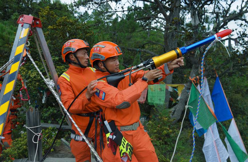 發(fā)射拋投器 。西繞拉翁攝