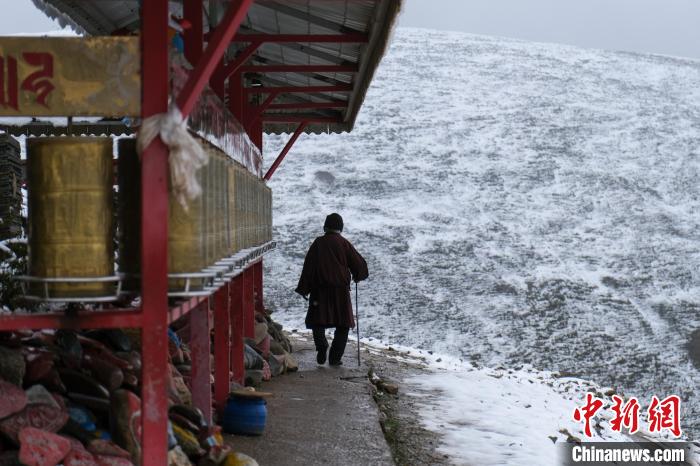 孜珠寺與雪山風(fēng)光。　江飛波 攝