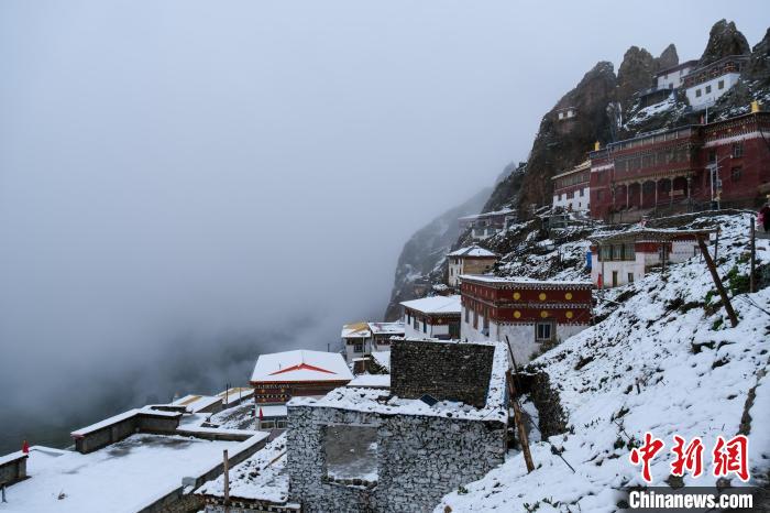 位于孜珠山頂?shù)乃聫R被云霧環(huán)繞，猶如仙境。　江飛波 攝