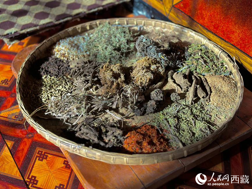 制作藏香的草本原料。人民網(wǎng)記者 次仁羅布攝