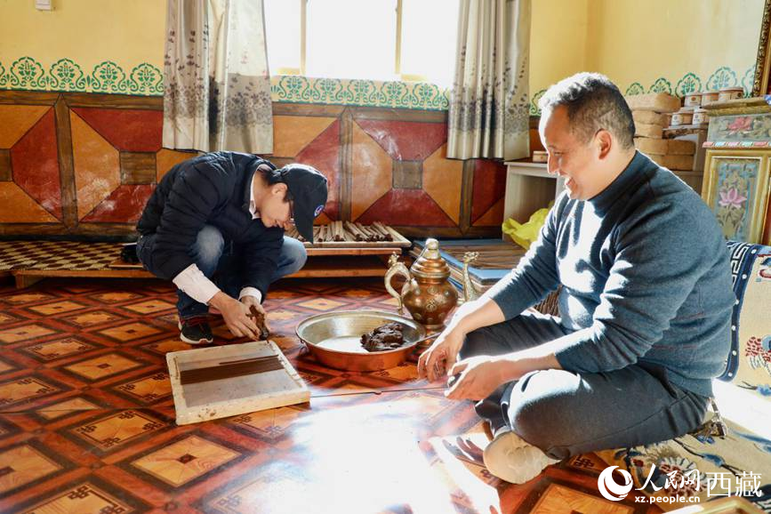 游客正在學(xué)習(xí)制作藏香。人民網(wǎng) 記者次仁羅布攝