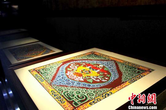 圖為藏式建筑傳統(tǒng)圖案?！?zhí)砀?攝