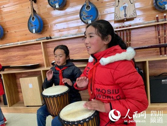 民族樂器興趣小組的學(xué)生們正在練習(xí)音樂。（高婉汀 攝）