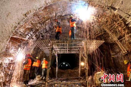 圖為施工人員正在進(jìn)行隧道支護(hù)焊接作業(yè)?！￡悤?攝
