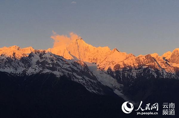 迪慶梅里雪山“日照金山”景觀。（供圖）