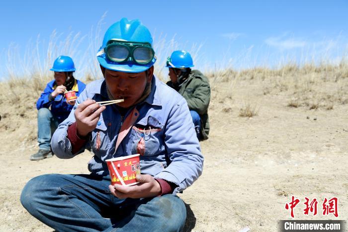 青海藏鄉(xiāng)脫貧致富見聞：“電通了，日子也富裕了”