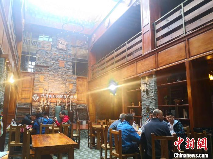 圖為扎尕那的藏式民宿酒店中，游客正在用餐?！∈缝o靜 攝