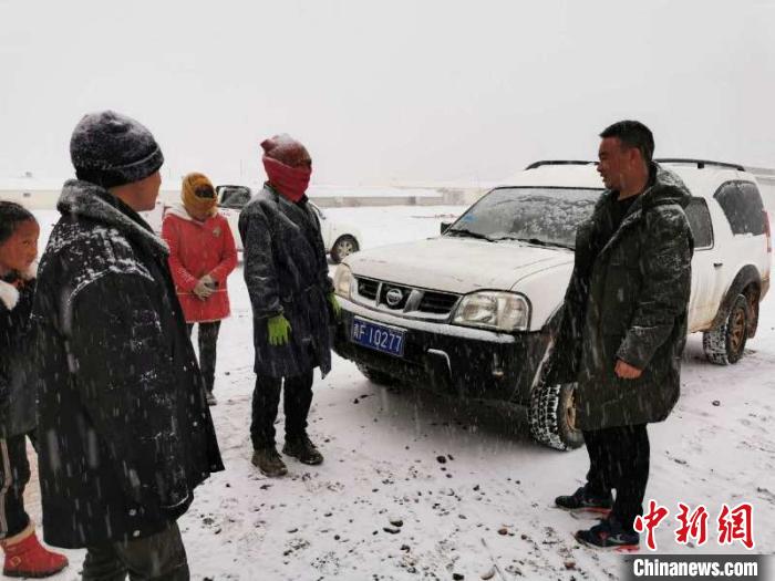 圖為扎西鬧吾(右一)與當?shù)啬翍艚徽?。郵儲銀行青海省分行供圖