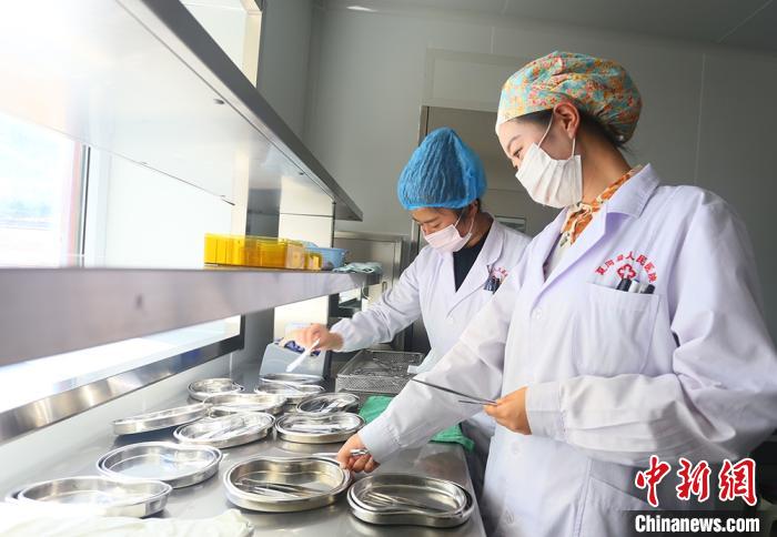 7月下旬，夏河縣人民醫(yī)院醫(yī)生進(jìn)行手術(shù)用具的消毒清潔。　高展 攝