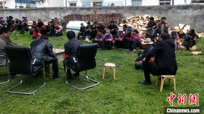 村民接受防火常識(shí)教育。若爾蓋縣林業(yè)和草原局供圖