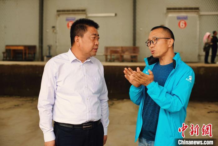 天?？h委書記李鵬(左)接受自媒體“碼頭青年”主編林飛(右)采訪。　闕道華 攝
