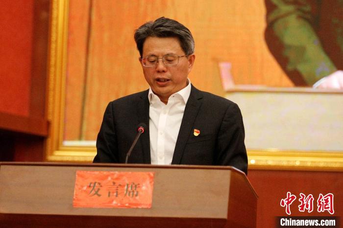 圖為果洛州委常委、副州長、上海市援青聯(lián)絡(luò)組組長馮志勇總結(jié)對口支援十年工作?！」逯菸麄鞑抗﹫D 攝