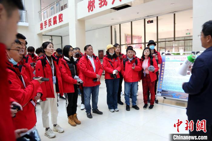 圖為中外媒體采訪三江源國家公園瀾滄江源園區(qū)生態(tài)保護(hù)成效?！?zhí)砀?攝