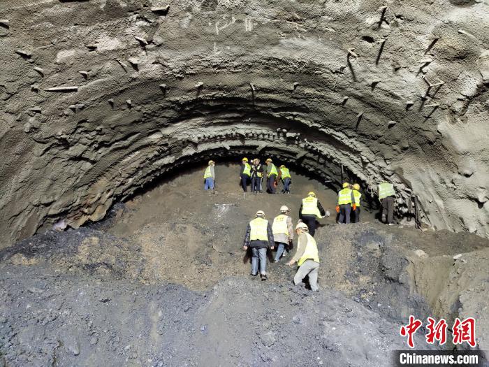 圖為久馬高速查針梁子隧道施工現(xiàn)場?！⊥貔i 攝