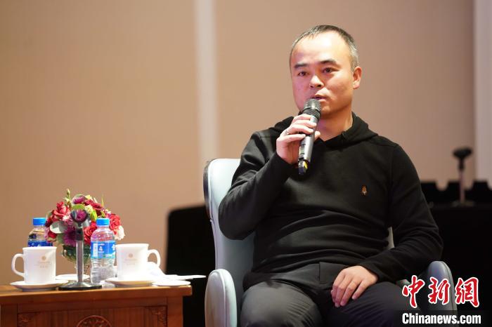 圖為<a target='_blank' >中新社</a>青海分社社長(zhǎng)胡鐘藝就加強(qiáng)瀾湄流域新聞報(bào)道發(fā)表觀點(diǎn)?！√K丹 攝