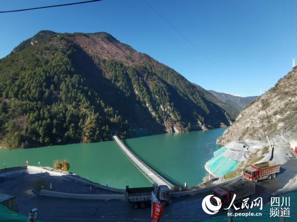 這條單跨353米索道橋，是全國最長的民用重載索道橋，技術(shù)要求高，施工難度極大。僅完成進行便道、索道橋施工就用了一年時間。郭瑩 攝