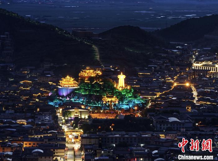 圖為滇藏茶馬古道重鎮(zhèn)獨克宗古城已成為知名旅游景點?！『蜁匝?攝