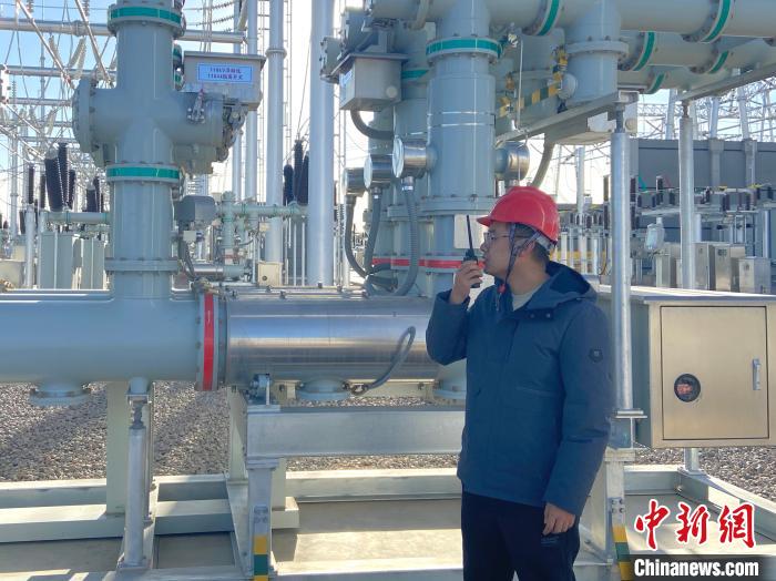 圖為國網(wǎng)青海檢修公司專業(yè)人員在沙柳變電站驗收設(shè)備?！√岂?攝