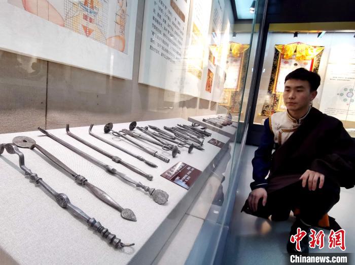 圖為陳展的藏醫(yī)手術器械。　張?zhí)砀?攝