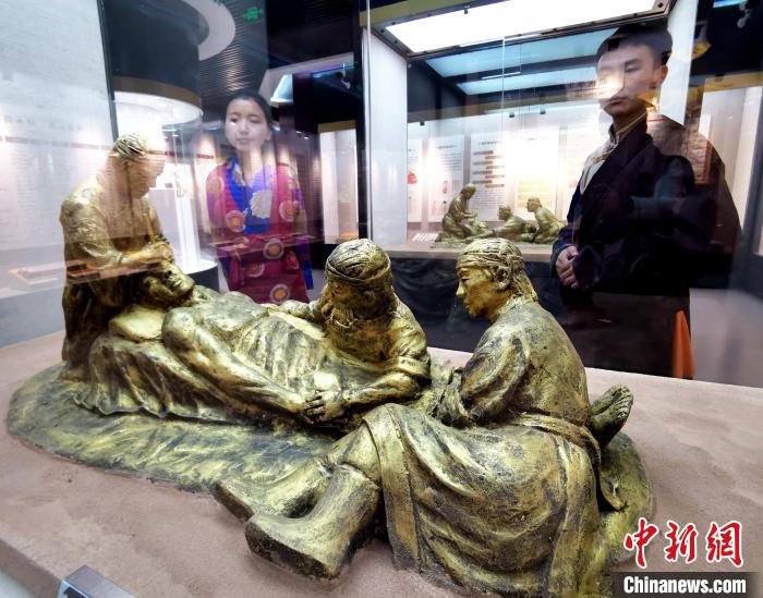 圖為模擬的藏醫(yī)眼科手術(shù)場(chǎng)景?！?zhí)砀?攝
