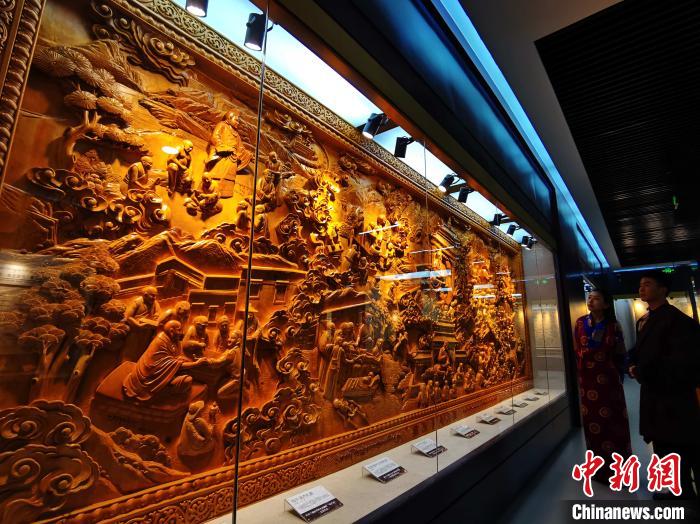 圖為青海大學(xué)民族醫(yī)學(xué)博物館陳展的歷代知名藏醫(yī)浮雕。　張?zhí)砀?攝