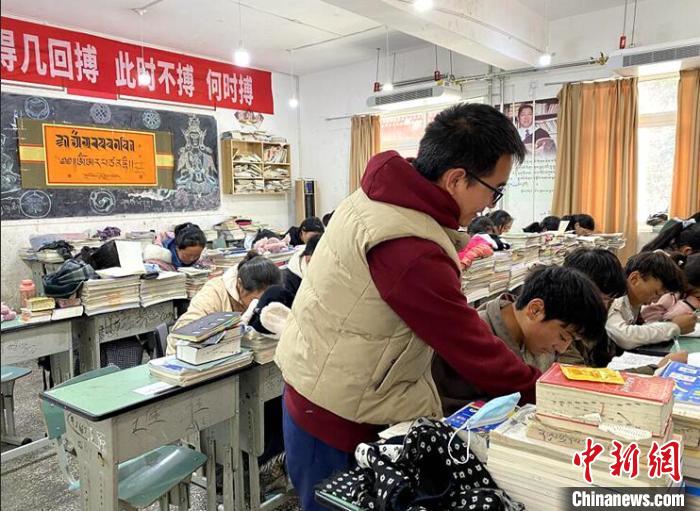 學(xué)生在免費輔導(dǎo)班上課?！∧岈敵?攝