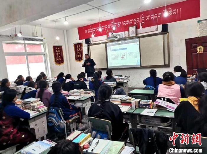學(xué)生在免費輔導(dǎo)班上課?！∧岈敵?攝