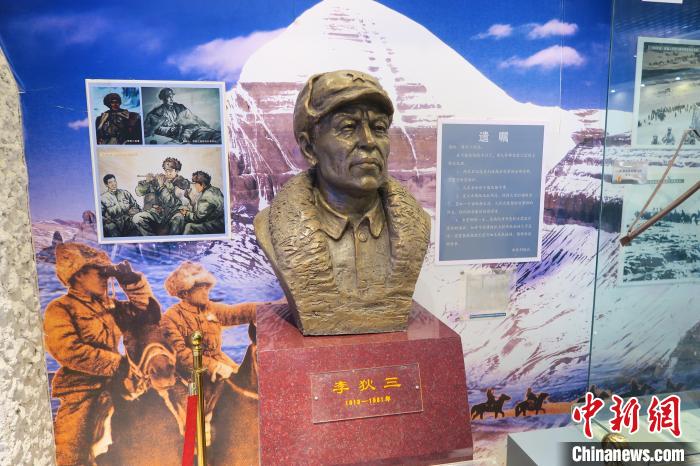 圖為南疆軍區(qū)某合成團1連榮譽室，雕像是進藏先遣英雄連總指揮李狄三?！畛坛?攝