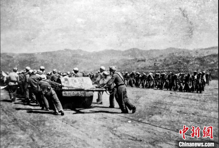 十八軍戰(zhàn)士修建機場跑道。(歷史圖片由十八軍后代張小康提供，劉炳科翻拍)