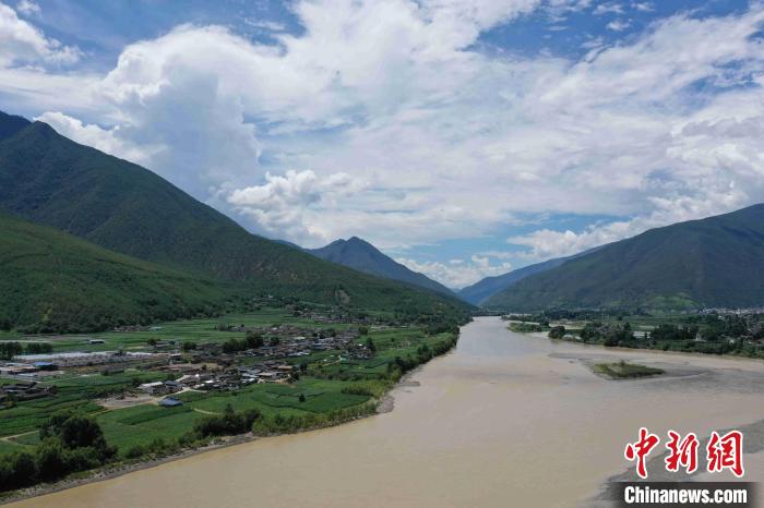 圖為航拍金江鎮(zhèn)，農(nóng)田里綠意盎然?！⑷疥?攝