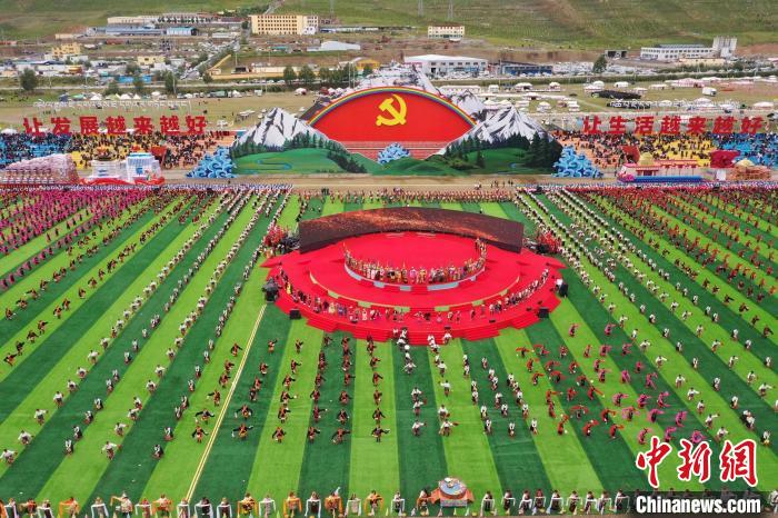 圖為玉樹藏族自治州成立70周年慶祝大會現(xiàn)場?！●R銘言 攝