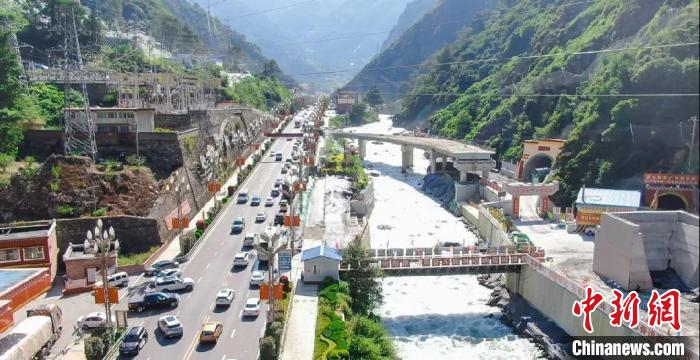郭達(dá)山隧道進(jìn)口實況?！】蛋蛡髅焦﹫D