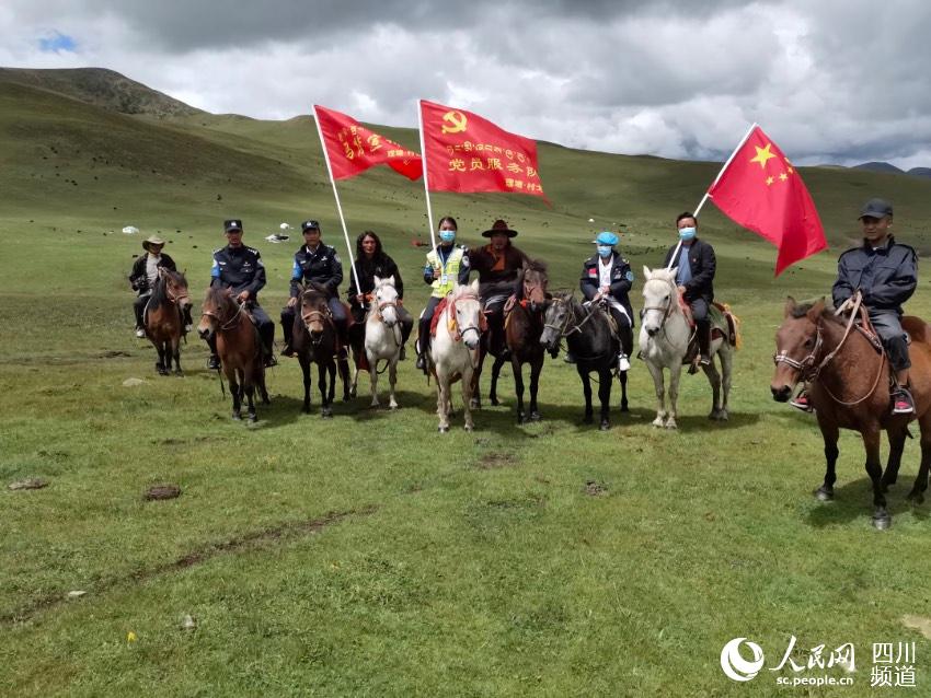馬背宣講隊(duì)。巴登攝