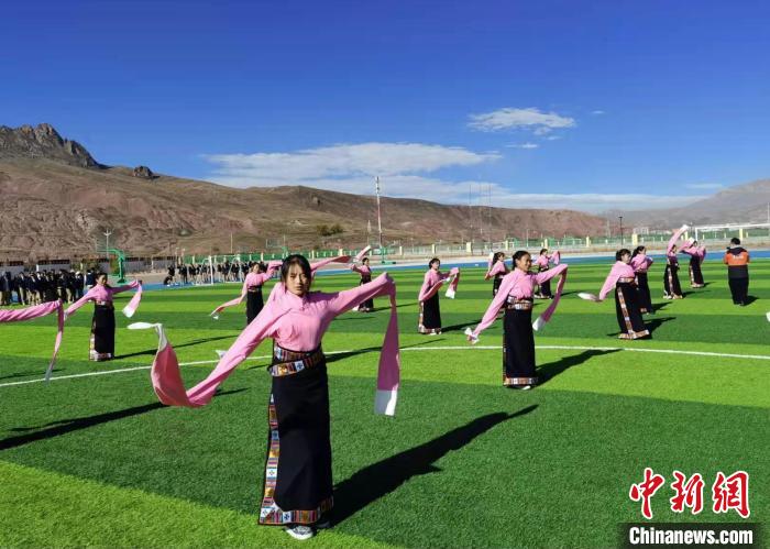 圖為青海師范大學附屬玉樹實驗學校學生在綠茵場跳起囊謙古舞—卓根瑪?！“讋?攝